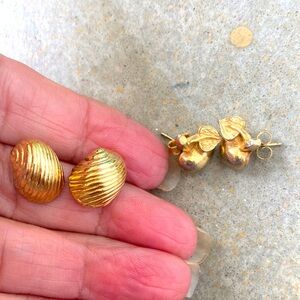 Mimi di N #22 apple Gold  Apple vintage 1970s pierced Earrings. Also shell er